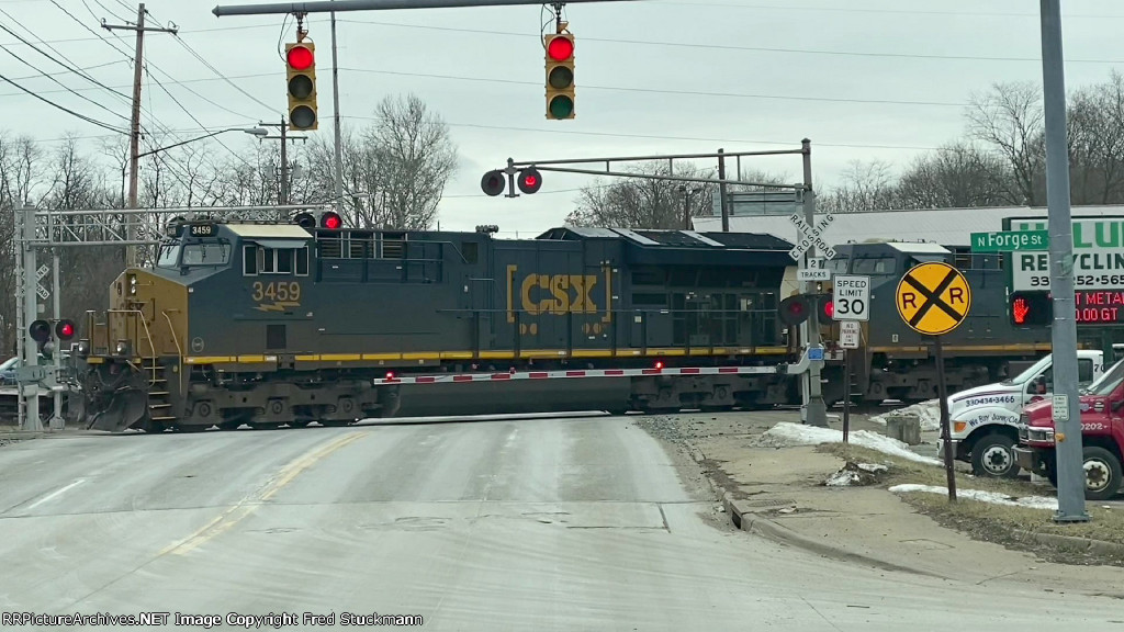 CSX 3459 will lead Q370 east once it regathers its train.